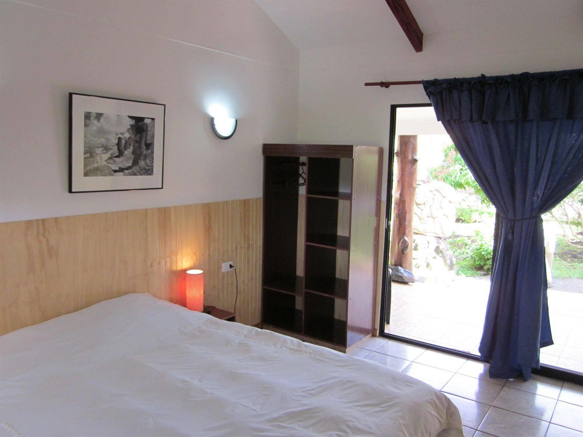 Hotel Atavai Hanga Roa Exteriör bild